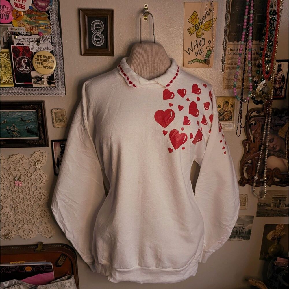 Vintage Heart Graphic Sweatshirt Unisex Medium/Large White Red